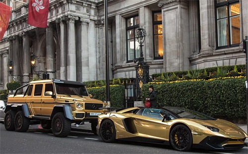 富豪批量空运“黄金战车”去英国度假