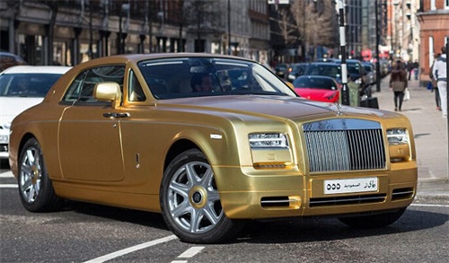 富豪批量空运“黄金战车”去英国度假