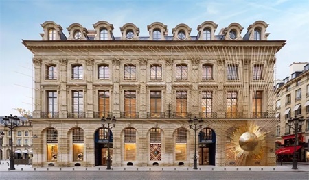 Louis Vuitton 的巴黎一日：在 160 年前作坊旧址开出旗舰店、在古城堡外办了场穿越时空的发布会