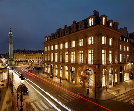 Louis Vuitton 的巴黎一日：在 160 年前作坊旧址开出旗舰店、在古城堡外办了场穿越时空的发布会